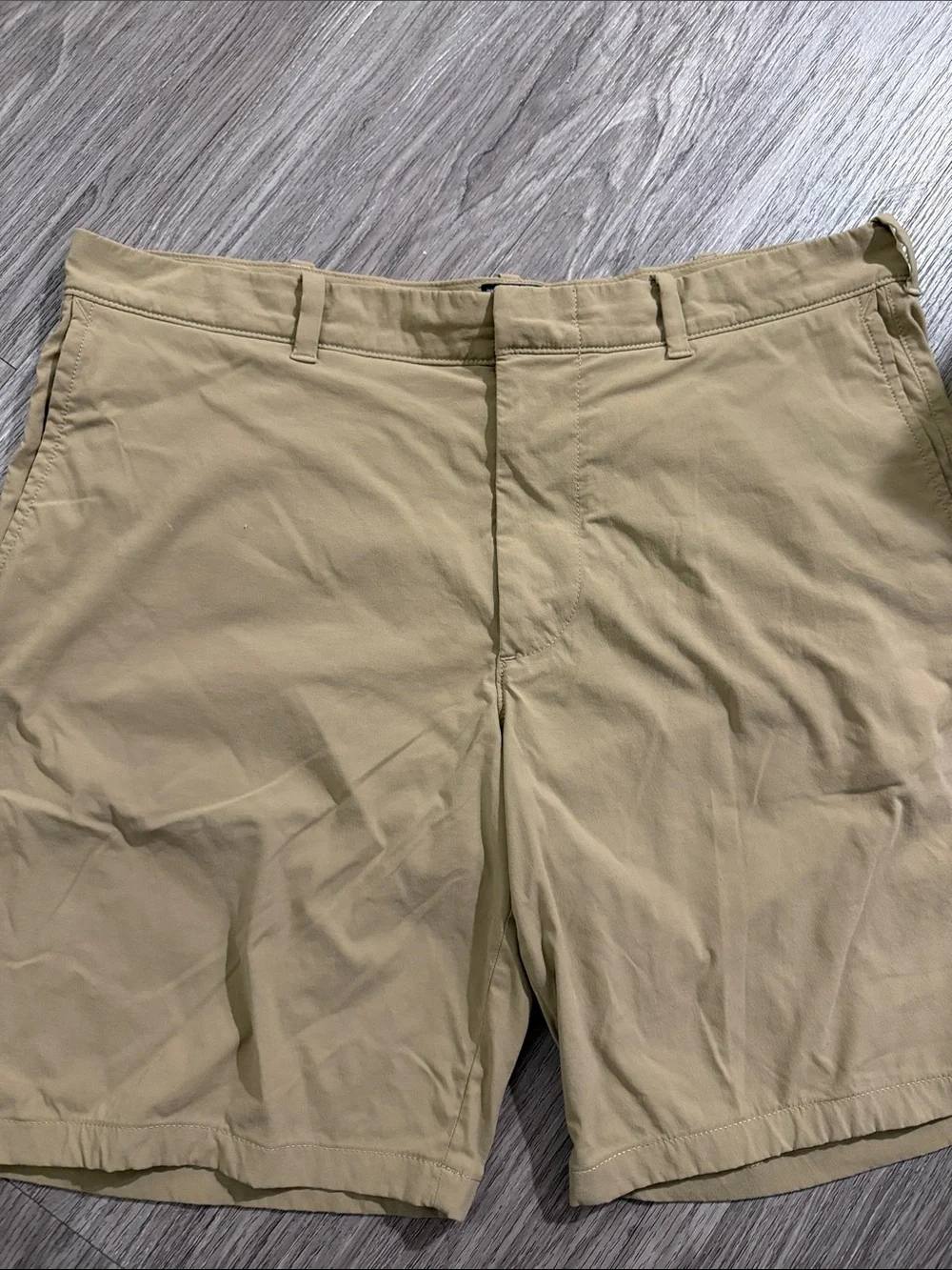 J. Crew Men’s Flat-Front Shorts in Light Khaki Sz 36